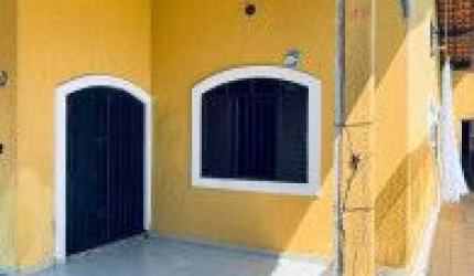 Excelente casa no bairro Jardim das Palmeiras, em Itanhaém - localizada lado praia frente ao mar, em rua calçada.