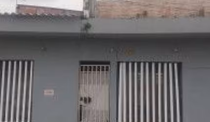 Ótima casa no Balneário Tropical em Itanhaém - lado serra em rua calçada.