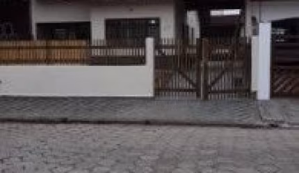 Excelente casa no Balneário Três Marias, em Peruíbe - lado praia, em rua calçada.