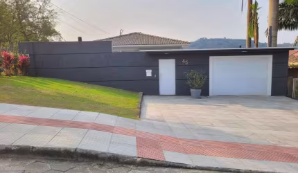 Casa com piscina a venda no bairro Ceará em Criciúma.
