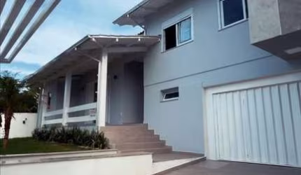 Casa grande a venda no Pio Corrêa em Criciúma. Leo Lombardi.