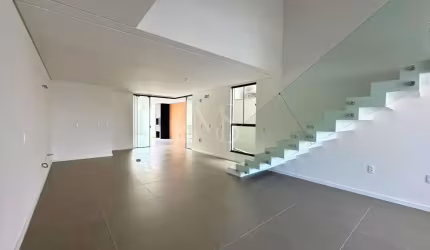 Sobrado Geminado Alto Padrão no Bairro Floresta, com 03 suítes e piscina, pronto para morar!!
