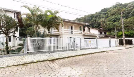 Lindo Sobrado com Piscina no Bairro América, com 01 suíte + 03 dormitórios