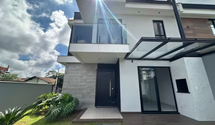 Luxuoso Sobrado em Ótima localização entre o Saguaçú e Bom Retiro