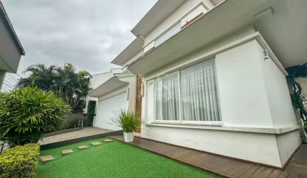Sobrado de Alto Padrão no Bairro Iririú: Espaço, Luxo e Conforto em Uma Residência Excepcional