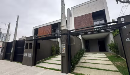 Sobrado Geminado com 1 suíte + 2 dormitórios no Anita Garibaldi