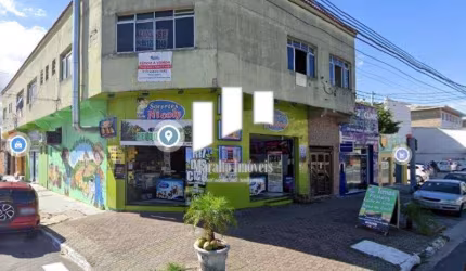 Prédio comercial na Av Kennedy com vários comércios já com renda de aluguéis.