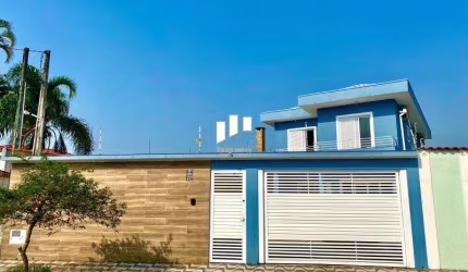 Sobrado alto padrão com piscina e 4 suítes em Praia Grande SP.