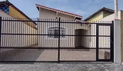 Casa isolada com 2 domritórios próximo à praia em Praia Grande SP