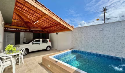 Casa com piscina a poucos metros da praia na Ocian em Praia Grande.
