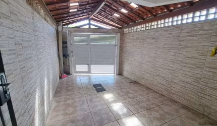 Imperdível Casa à Venda em Praia Grande-SP, Bairro Caiçara: 2 Quartos, 2 Suítes, 1 Sala, 3 Banheiros, 1 Vaga, 80m².