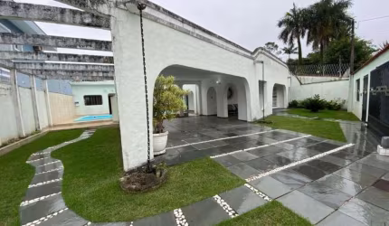 Imperdível: Casa à venda em Praia Grande-SP, no bairro Solemar, com 5 quartos, 2 suítes, 3 salas, 3 banheiros, 6 vagas de garagem e 372,00 m² de área.