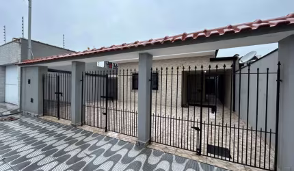 Imperdível: Casa à venda em Praia Grande-SP, no Maracanã, com 3 quartos, 1 sala, 2 banheiros, 4 vagas de garagem e 122,25 m²!