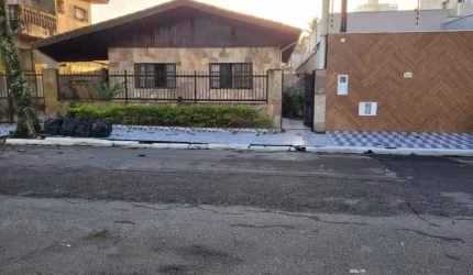 Casa à venda em Praia Grande-SP, bairro Flórida: 4 quartos, 2 suítes, 1 sala, 4 banheiros, 3 vagas de garagem, 190m² de área. Venha conferir!
