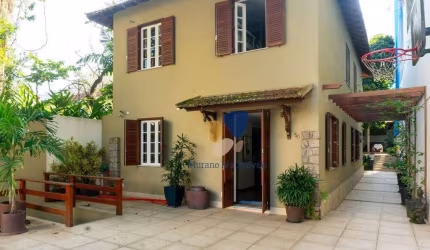 Casa de Rua com 6 quartos à venda, 258m² - Jardim Botânico