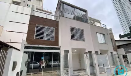 Sobrado com 3 Suítes, 2 Vagas a 400 m da Praia central de Balneario Camboriu