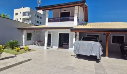 Casa Exclusiva com Piscina e 3 Dormitórios em Balneário Camboriú