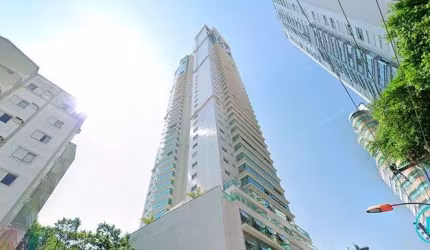 Apartamento com Vista Panorâmica, 3 Suítes e 2 Vagas a 1 Minuto da Praia em BC