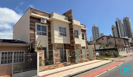 Casa sobrado com 3 dormitorios em Balneario Camboriu aceita permuta