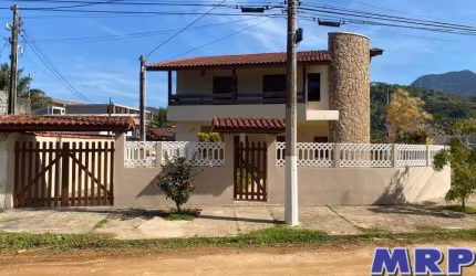 Casa a venda em Ubatuba, com 5 dormitórios, a 350 metros da praia de Maranduba.