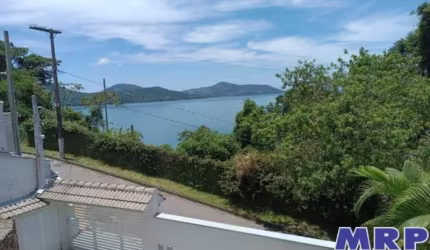 Casa á venda na Praia Santa Rita em Ubatuba. 6 dormitórios. Com vista mar.