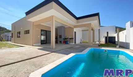 Casa à venda na Praia da Lagoinha em condomínio fechado, nova, 3 dormitórios.