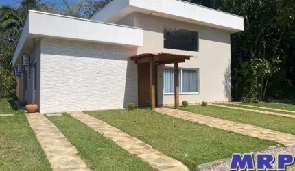 Casa alto padrão à venda em Ubatuba, em condomínio fechado na Praia da Lagoinha.