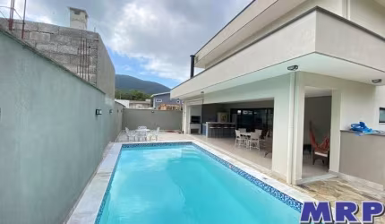 Casa à venda em Ubatuba. Praia da Lagoinha. Condomínio fechado. 4 dormitórios. Com piscina.