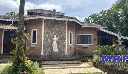 Casa com 4 dormitórios, sendo 3 suítes, com piscina, Jacuzzi, forno a lenha e churrasqueira. Condomínio fechado