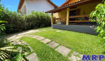 Casa à venda em Ubatuba, muito bem localizada no bairro da Maranduba a 150 metros da praia.