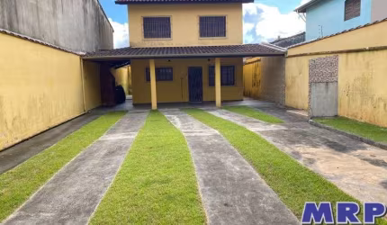 Casa a venda em Ubatuba a 850 metros da praia do sapê, com 4 dormitórios e quintal !