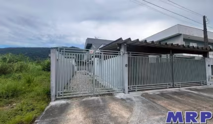 Casa em Ubatuba no bairro da Maranduba, ideal para fonte de renda, a poucos metros da praia, aceita financiamento.