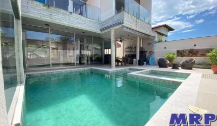 Casa à venda na Praia da Lagoinha. Alto padrão, com 5 suítes. Condomínio lado praia.
