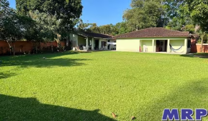 Casa a venda em Ubatuba, com 1.000 m² de terreno, muito bem localizada, a 200 metros da Praia do Sapê.