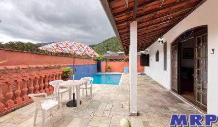 Casa à venda em Ubatuba. Com piscina. 2 dormitórios. Sertão da Quina