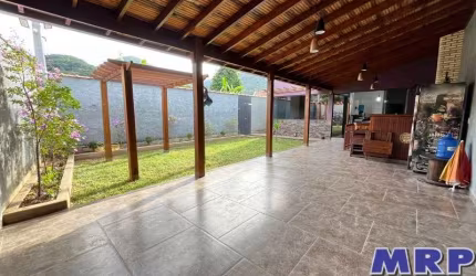 Casa nova a venda em Ubatuba com 4 dormitórios, em bairro residencial a 3,5 km da Praia de Maranduba.