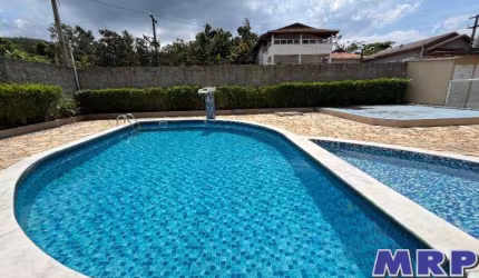 Praia da Maranduba, apartamento á venda. Condomínio com elevador e piscina. Aceita financiamento