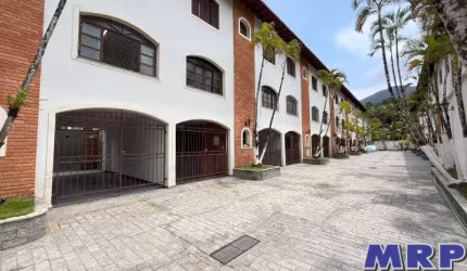 Sobrado à venda em Ubatuba. A 130 metros da Praia do Lázaro. Aceita financiamento bancário. 3 suítes.