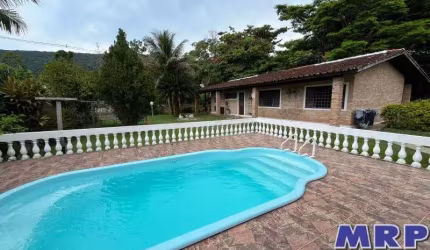 Casa com piscina a venda em Ubatuba no bairro da Maranduba a 200 metros da praia, localização excelente !