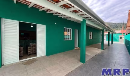 Casa à venda em Ubatuba. Praia da Maranduba. 2 dormitórios.