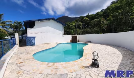 Apartamento em Ubatuba com 2 dormitórios, com escritura, a 650 metros da Praia do Lázaro !