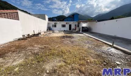 Casa nova a venda em Ubatuba com 2 dormitórios, em bairro residencial a 3,5 km da Praia de Maranduba.
