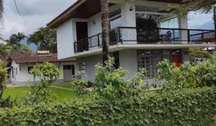 Casa em Ubatuba, de frente para a Marginal e a Rodovia  na Praia da Maranduba