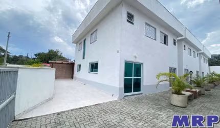 Praia da Tabatinga. Sobrado à venda, com 3 dormitórios.  Aceita financiamento.