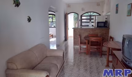 Apartamento com 2 dormitórios em condomínio fechado à 800 metros da Praia da Maranduba.