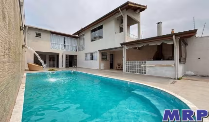 Casa com piscina à venda em Ubatuba, bairro Jardim Beira Rio. 4 dormitórios.