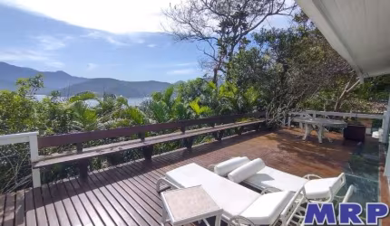 Casa com vista mar á venda na Praia Vermelha do Sul em Ubatuba. Condomínio fechado. 4 suítes.