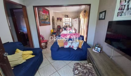 Sítio na RS 020, com casa 3 quartos, sala, cozinha, banheiro social e lavanderia individual.
