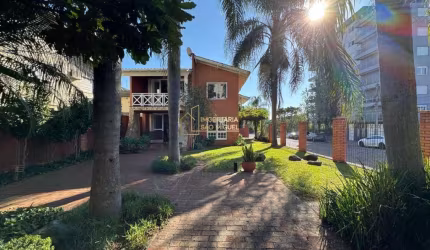 Casa de Esquina Localizada no Centro de Dois Irmãos À Venda