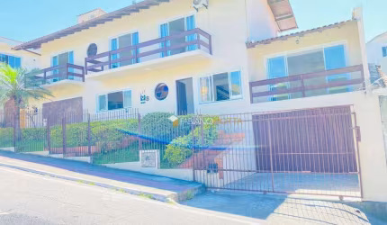 Casa com 3 dormitórios à venda, 242 m² por R$ 1.180.000,00 - Barreiros - São José/SC